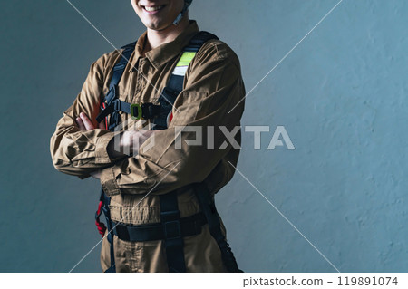 Male worker with arms folded 119891074