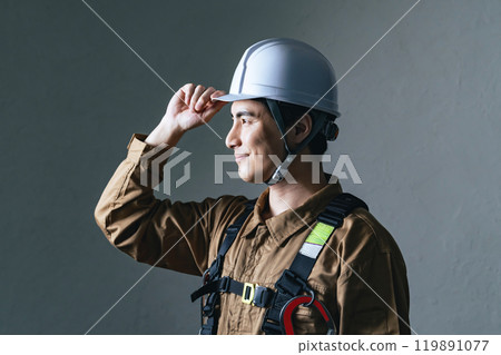 戴著頭盔的男工人 119891077