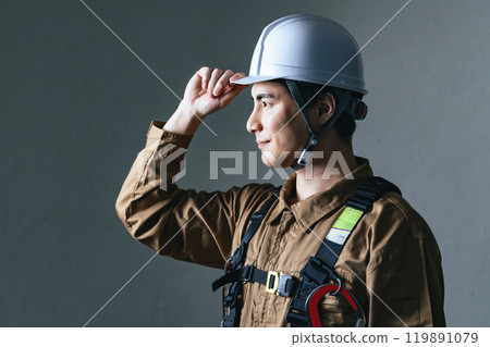 戴著頭盔的男工人 119891079