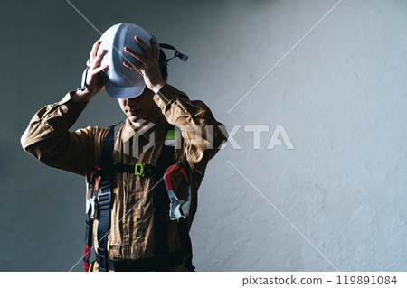 戴著頭盔的男工人 119891084