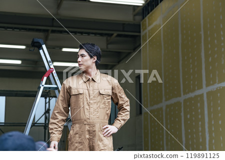 站在建造場所的工人 站在建造場所的工人 119891125