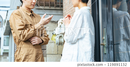 一名工人在房屋前進行解釋 119891132