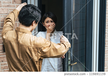 Man breaking into house 119891139