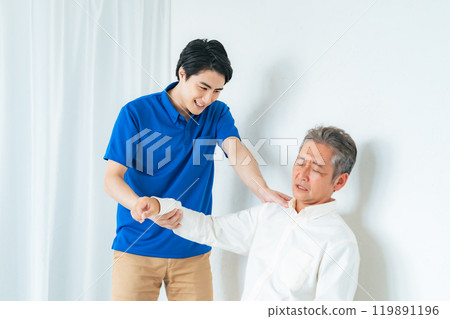 護理人員為一名老人檢查肩部疼痛 護理人員為一名老人檢查肩部疼痛 119891196