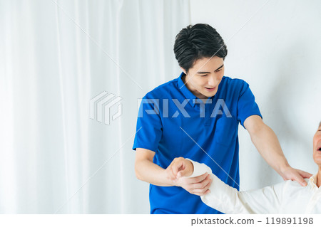 護理人員為一名老人檢查肩部疼痛 119891198