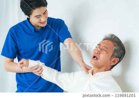 護理人員為一名老人檢查肩部疼痛 護理人員為一名老人檢查肩部疼痛 119891201