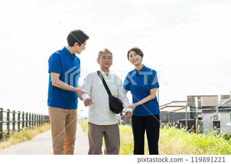 照顧老人的護理人員 照顧老人的護理人員 119891221