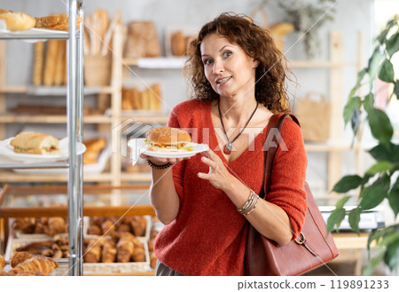 Woman with burger in bakehouse Woman with burger in bakehouse 119891233