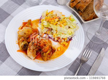 Baked chicken and mixed vegetable salad 119891788