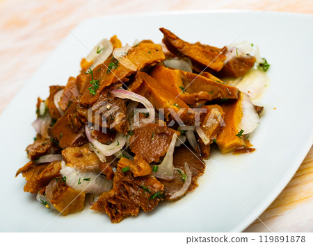 Pickled red pine mushrooms with onion 119891878