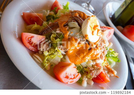 Salad Xatonada with tuna, escarole 119892184