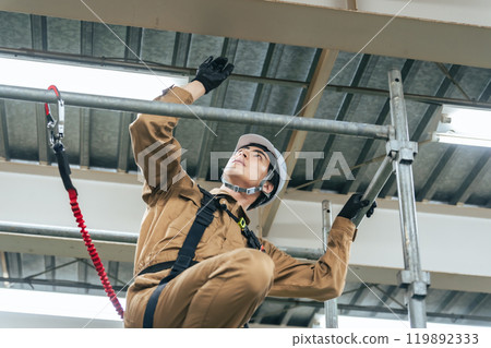 工人們爬上建築工地的鷹架檢查建築物 工人們爬上建築工地的鷹架檢查建築物 119892333