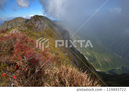Tanigawadake ridgeline of autumn leaves that clouds spring Tanigawadake ridgeline of autumn leaves that clouds spring 119893722
