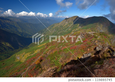 從谷川嶽山脊線眺望一之倉岳和莫倉岳的紅葉 從谷川嶽山脊線眺望一之倉岳和莫倉岳的紅葉 119893745
