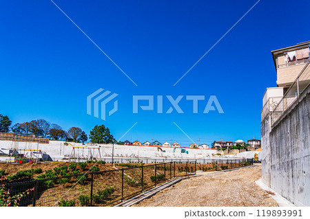位於斜坡上的住宅開發場地,有許多擋土牆 位於斜坡上的住宅開發場地,有許多擋土牆 119893991