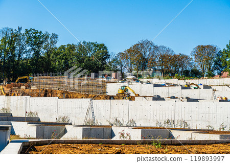 位於斜坡上的住宅開發場地,有許多擋土牆 位於斜坡上的住宅開發場地,有許多擋土牆 119893997