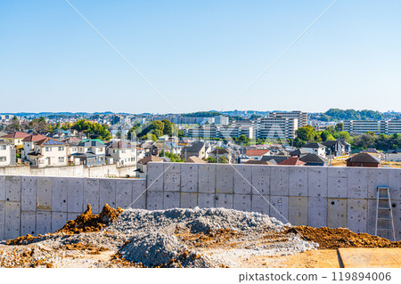 位於斜坡上的住宅開發場地，有許多擋土牆 119894006