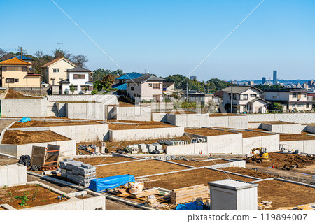 位於斜坡上的住宅開發場地,有許多擋土牆 位於斜坡上的住宅開發場地,有許多擋土牆 119894007