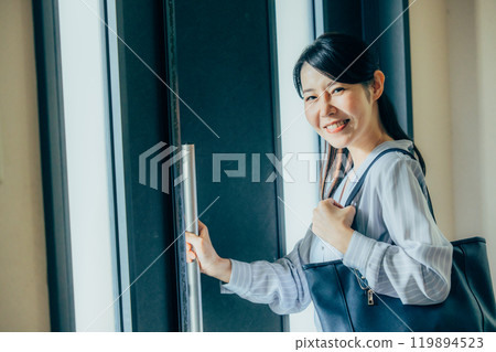 在家工作的女人 119894523