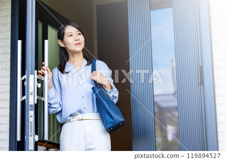 在家工作的女人 119894527