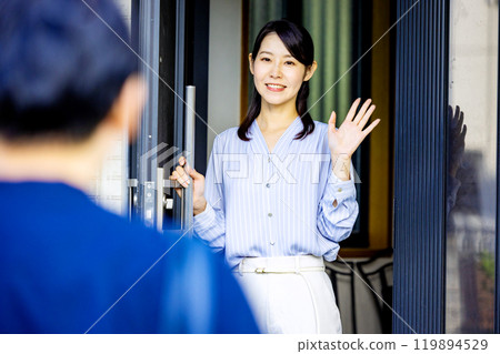 Couple waving at the front door 119894529