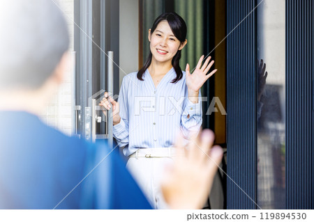 夫婦倆在門口揮手致意 119894530