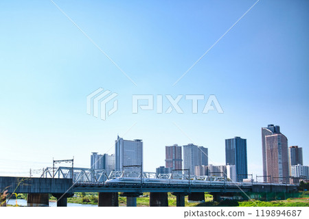 川崎市武藏小杉塔公寓大樓與新幹線風景 119894687