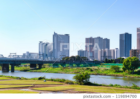 Kawasaki City: View of Musashi-Kosugi tower apartment complexes and the Shinkansen 119894700