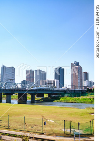 川崎市武藏小杉塔公寓大樓與新幹線風景 119894705