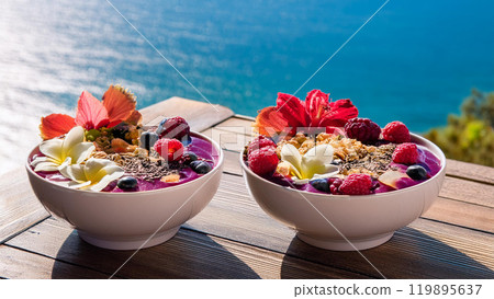 冰沙碗，上面舖有莓果、堅果等。 119895637