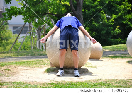 戶外伸展運動的老人 119895772