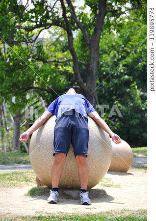 戶外伸展運動的老人 119895773