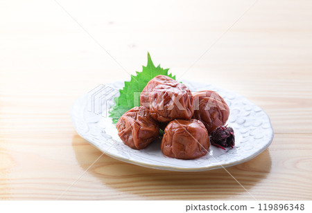 紀州南高李子醃李子(明亮的桌子背景) 紀州南高李子醃李子(明亮的桌子背景) 119896348