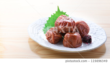 紀州南高李子醃李子（明亮的桌子背景） 119896349