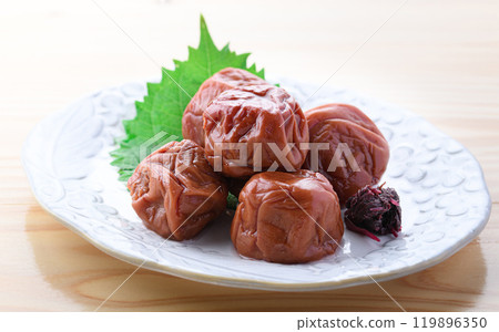 紀州南高李子醃李子（明亮的桌子背景） 119896350