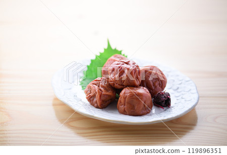 紀州南高李子醃李子(明亮的桌子背景) 紀州南高李子醃李子(明亮的桌子背景) 119896351