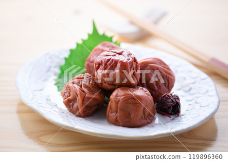 紀州南高李子醃李子(明亮的桌子背景) 紀州南高李子醃李子(明亮的桌子背景) 119896360