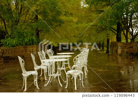 兵庫縣雨天綠樹成蔭的街道上的白色椅子和桌子 119896443