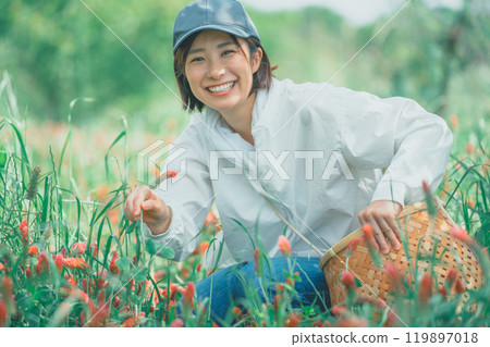 花農收穫草莓蠟燭 119897018