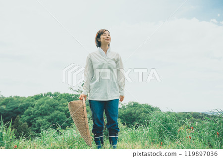 一個女人站在田野裡，手牽手 119897036