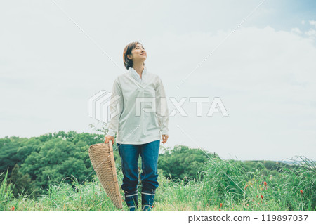 A woman standing in the mountains with her hands 119897037