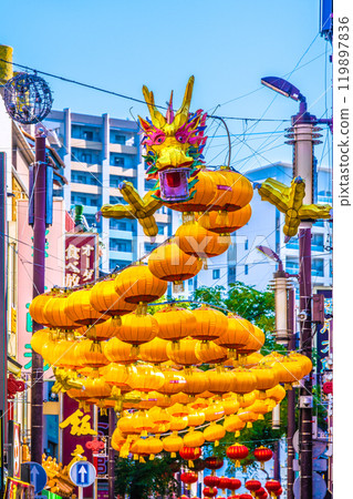 日本橫濱城市景觀 2025 年春節燈籠 - 龍燈出現在唐人街大道 = 11 月 3 日清晨 日本橫濱城市景觀 2025 年春節燈籠 - 龍燈出現在唐人街大道 = 11 月 3 日清晨 119897836