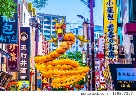 日本橫濱城市景觀 2025 年春節燈籠 - 龍燈出現在唐人街大道 = 11 月 3 日清晨 日本橫濱城市景觀 2025 年春節燈籠 - 龍燈出現在唐人街大道 = 11 月 3 日清晨 119897837