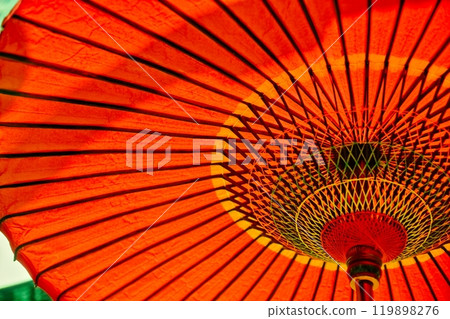 鮮紅色的日本傘 119898276