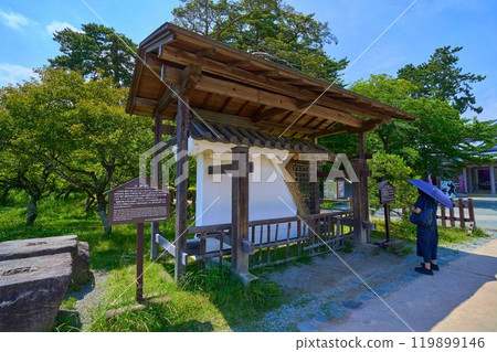View a replica of the Akaganemon earthen wall at Odawara Castle Ruins Park in Odawara, Kanagawa Prefecture View a replica of the Akaganemon earthen wall at Odawara Castle Ruins Park in Odawara, Kanagawa Prefecture 119899146