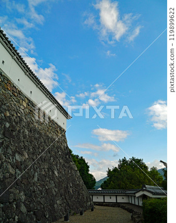 The irregular stone walls and walls of Fukuchiyama Castle, built by Akechi Mitsuhide and rebuilt in the Showa era thanks to a citizen's campaign to buy a single tile. 119899622