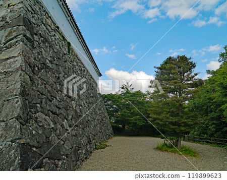 The irregular stone walls and walls of Fukuchiyama Castle, built by Akechi Mitsuhide and rebuilt in the Showa era thanks to a citizen's campaign to buy a single tile. 119899623
