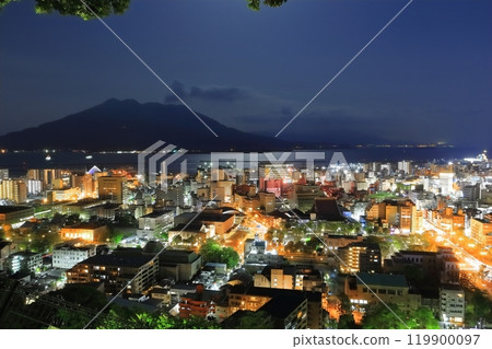 [鹿兒島縣]從城山公園展望台眺望櫻島和鹿兒島市的夜景 119900097