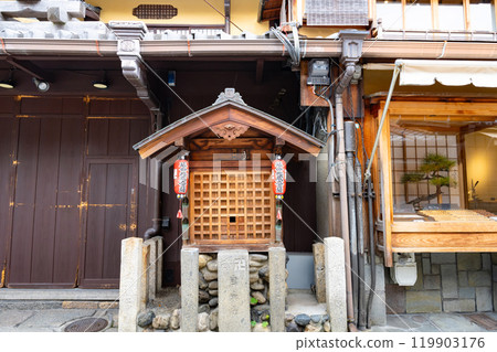 京都祗園街景（京町家） 119903176