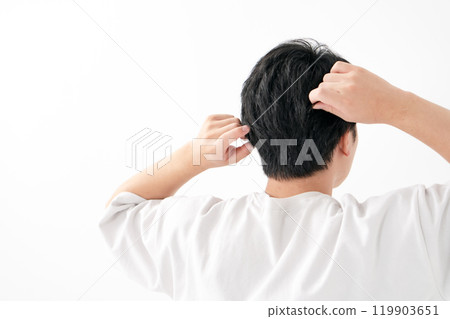 Middle-aged man, hair care, back view 119903651